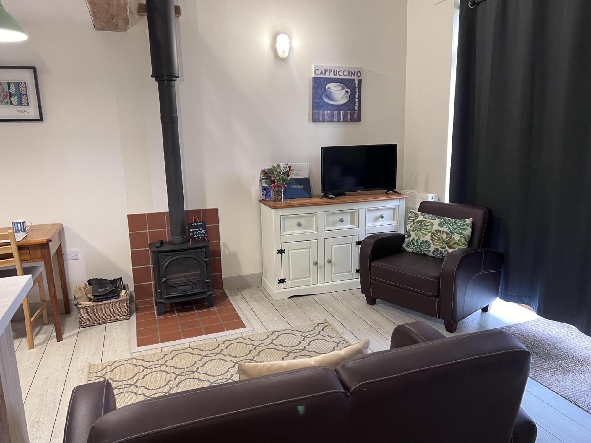 Poachers Hut - Captivating 1-Bed Cottage Shorwell エクステリア 写真